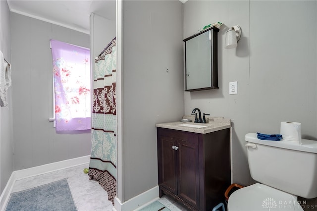 full bathroom with curtained shower, toilet, vanity, and baseboards