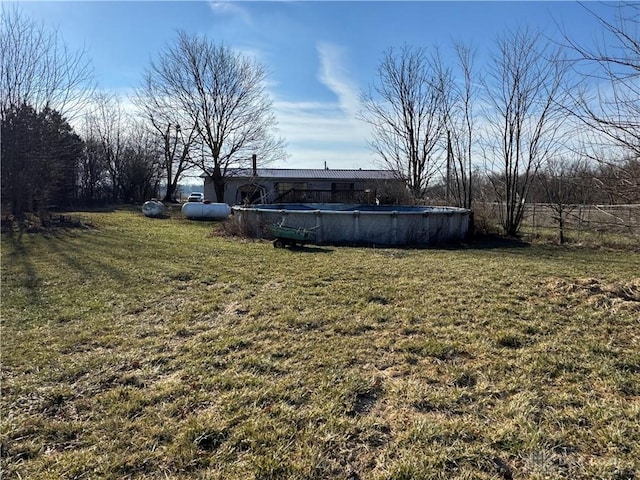 view of yard with an empty pool