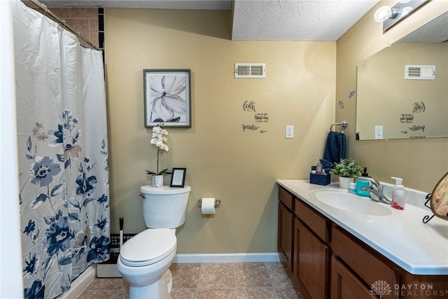 full bath featuring toilet, vanity, visible vents, baseboards, and a stall shower