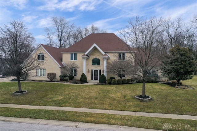 view of front of property featuring a front lawn