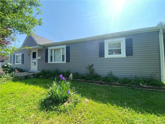 view of front of property with a front yard