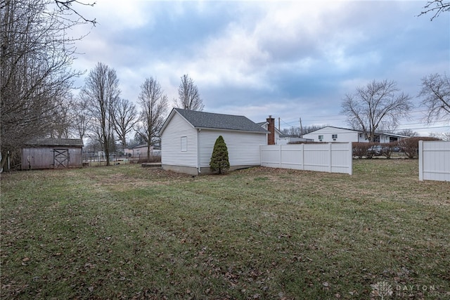 view of yard with a shed