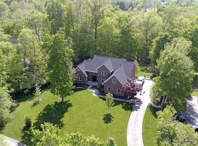 birds eye view of property featuring a forest view
