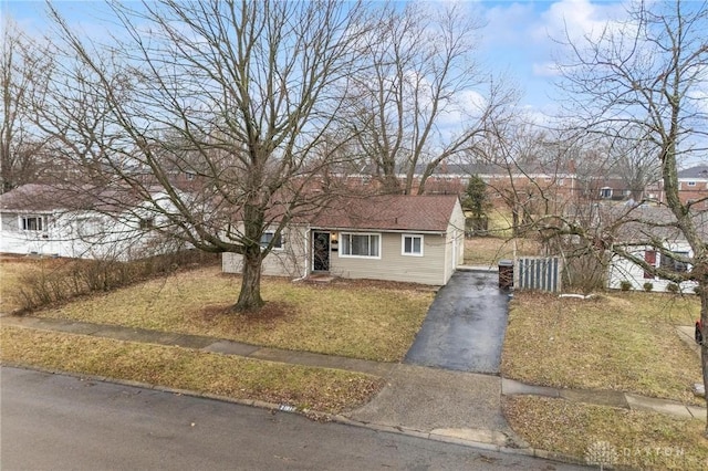 view of front of home with a front lawn