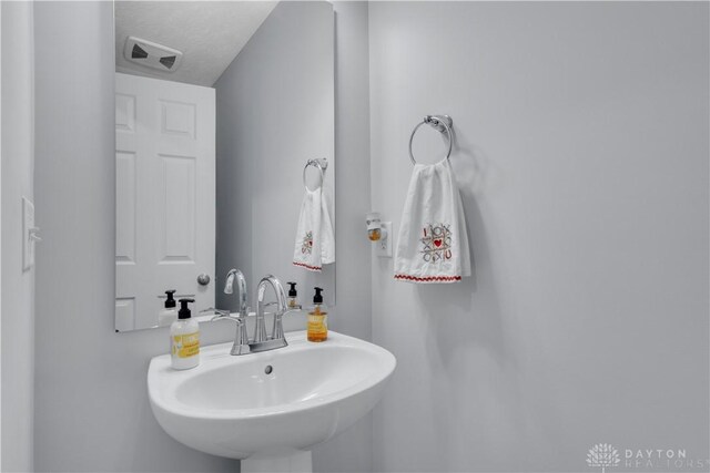 1605 Ashbury Ct, Franklin, OH 45005 - bathroom with visible vents and a sink