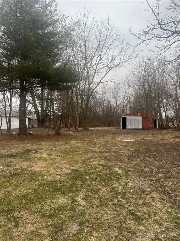 view of yard featuring an outbuilding