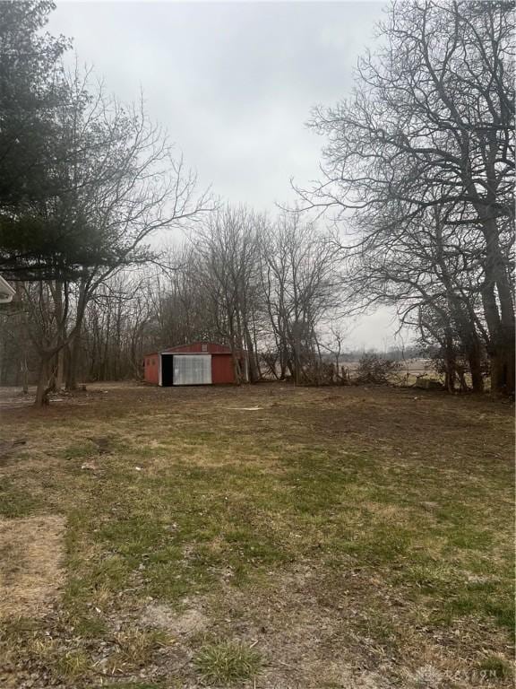 view of yard featuring an outbuilding