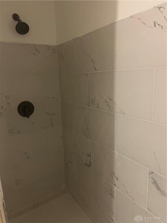 bathroom featuring a tile shower