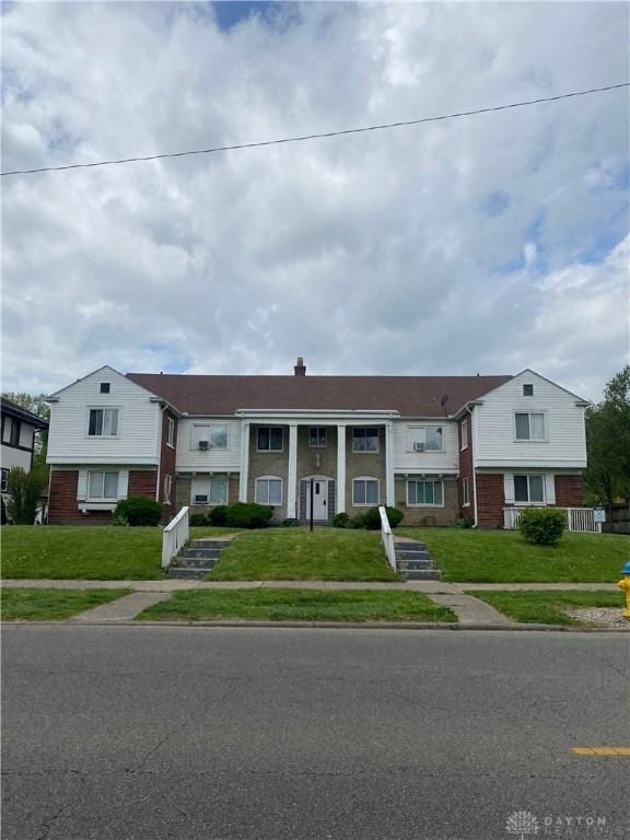 bi-level home featuring a front lawn