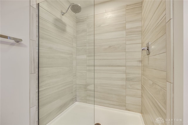 bathroom featuring a tile shower