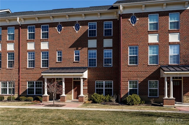 view of front of house featuring a front yard