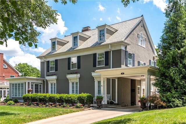 view of front of house featuring a front yard and a carport