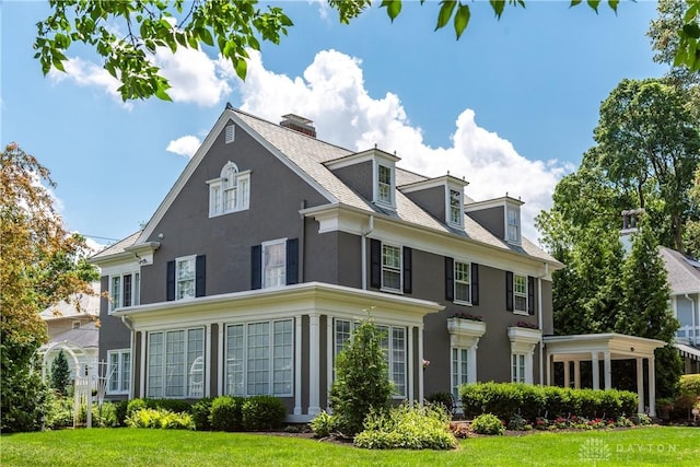 view of front facade with a front yard