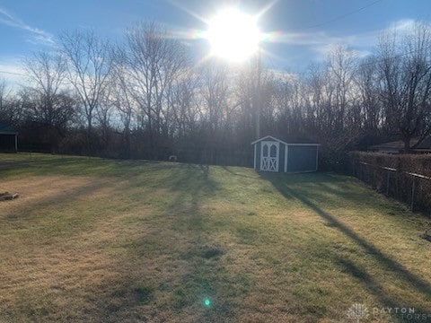 view of yard featuring a shed