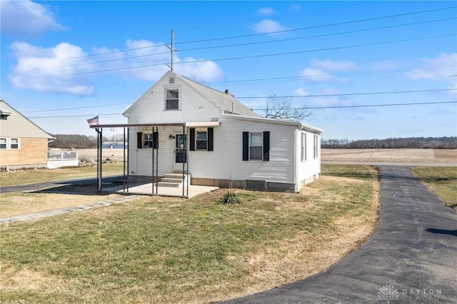 bungalow with entry steps and a front yard