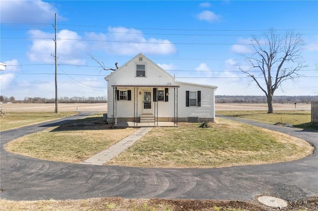 view of front of home featuring a front lawn