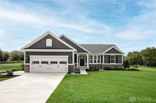 craftsman house featuring a garage and a front lawn