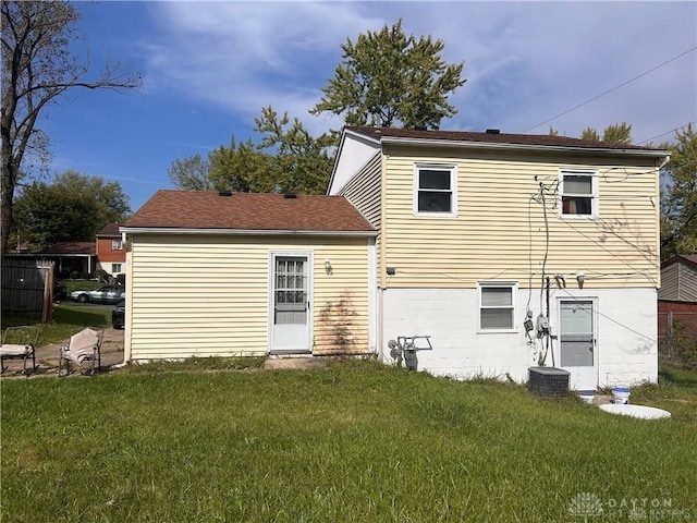 back of house featuring a yard