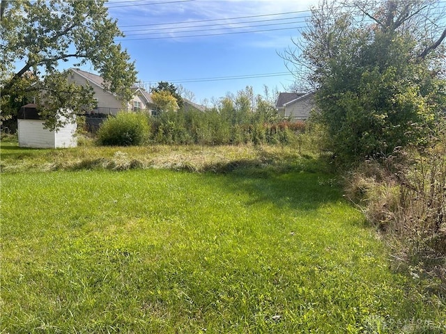 view of yard featuring a storage unit and an outdoor structure