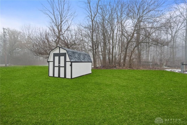 view of yard featuring a storage shed