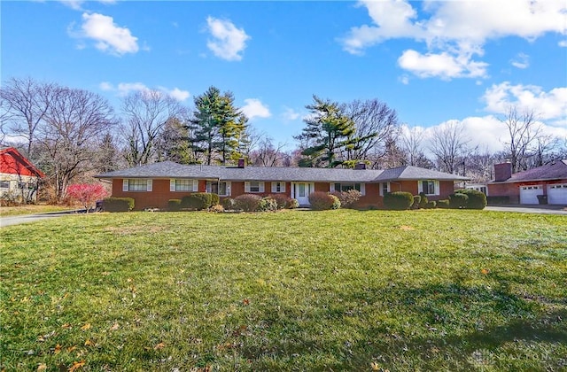 single story home with a front lawn