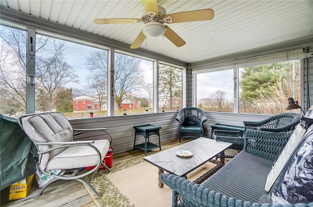 sunroom with ceiling fan