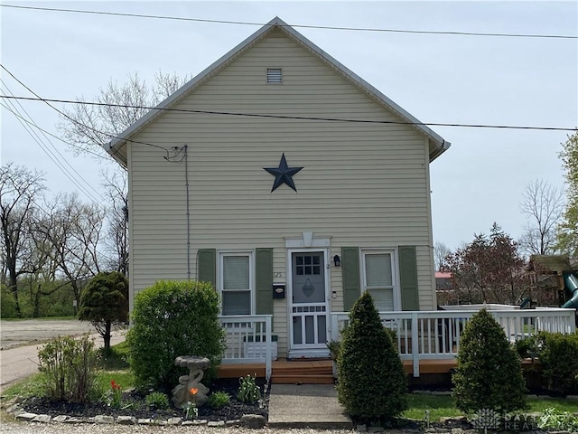view of front of property featuring a porch