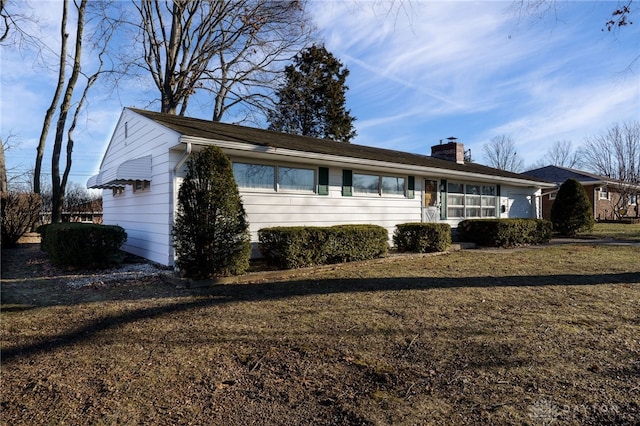 view of front of house with a front lawn