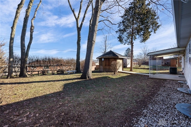 view of yard with a shed