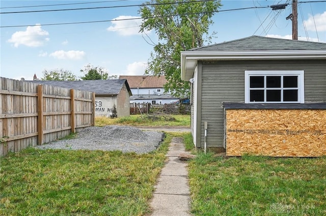 view of yard featuring an outbuilding