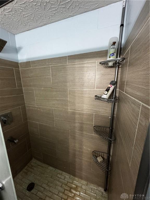 bathroom featuring tiled shower