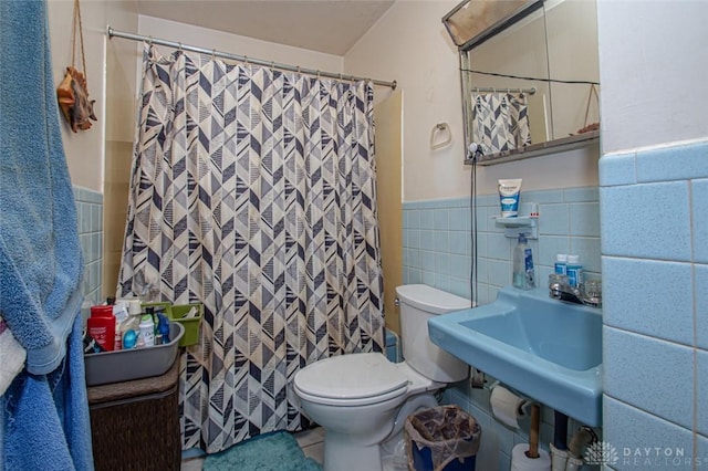 bathroom featuring sink, toilet, tile walls, and a shower with shower curtain