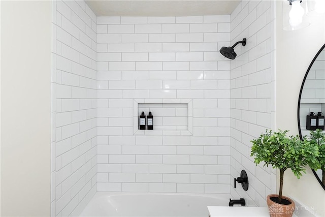 bathroom featuring tiled shower / bath