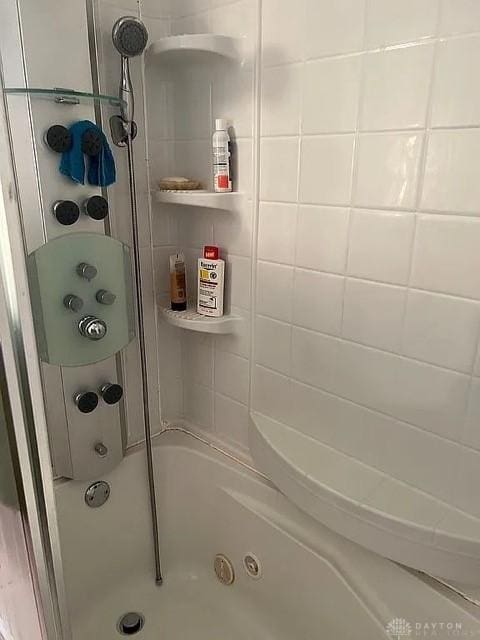 bathroom featuring tiled shower / bath combo