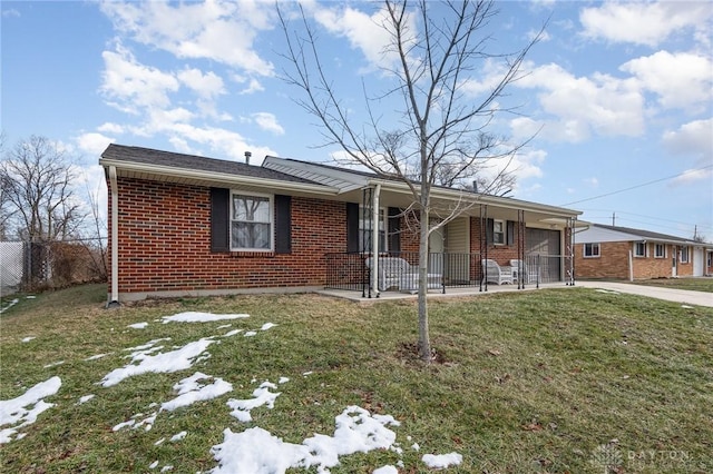 view of front of property featuring a front yard