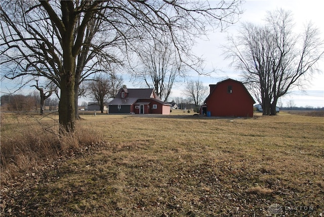 view of yard featuring an outbuilding