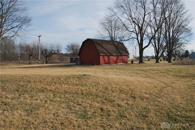 view of yard with an outdoor structure