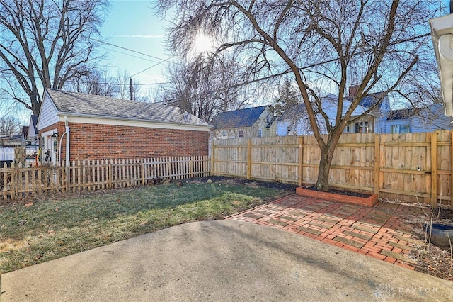 view of yard featuring a patio area