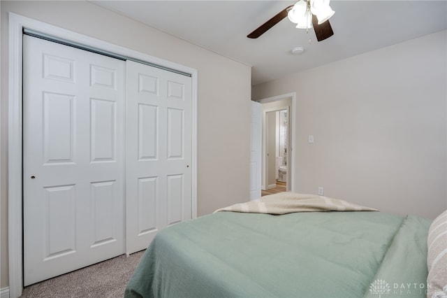 bedroom featuring light carpet, a ceiling fan, and a closet