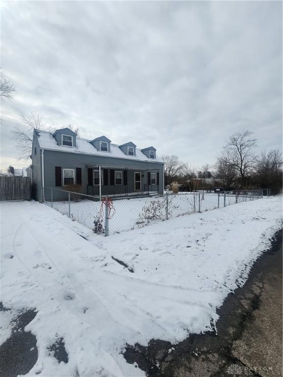 view of front of house with covered porch and fence