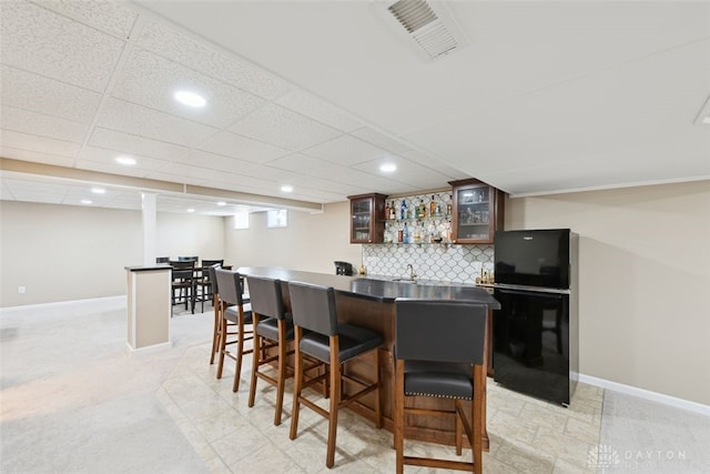 bar featuring tasteful backsplash, visible vents, baseboards, wet bar, and recessed lighting