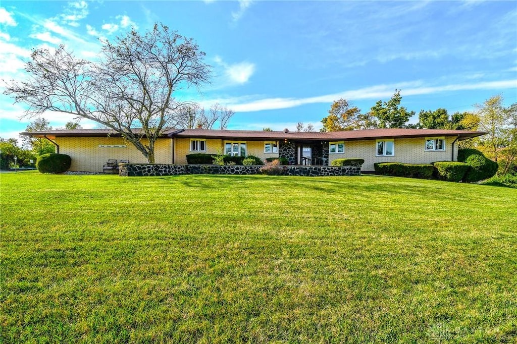 single story home featuring a front yard