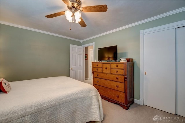 bedroom featuring a ceiling fan, crown molding, and light colored carpet