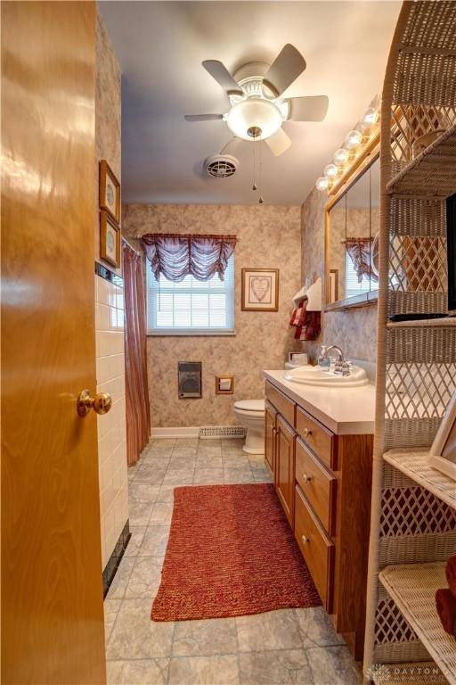 full bathroom featuring tile patterned flooring, visible vents, toilet, vanity, and a ceiling fan