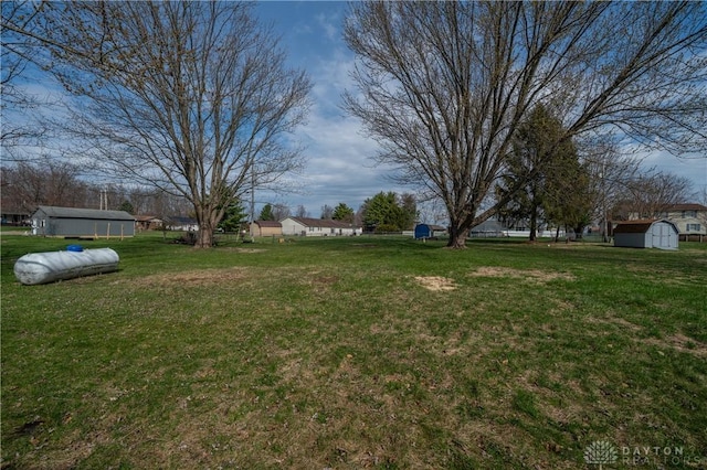 view of yard featuring an outdoor structure and a storage shed