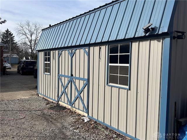 view of outdoor structure with an outbuilding