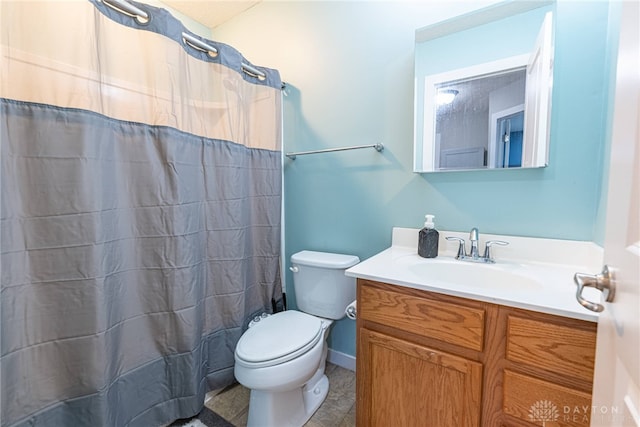 bathroom with toilet, a shower with curtain, and vanity