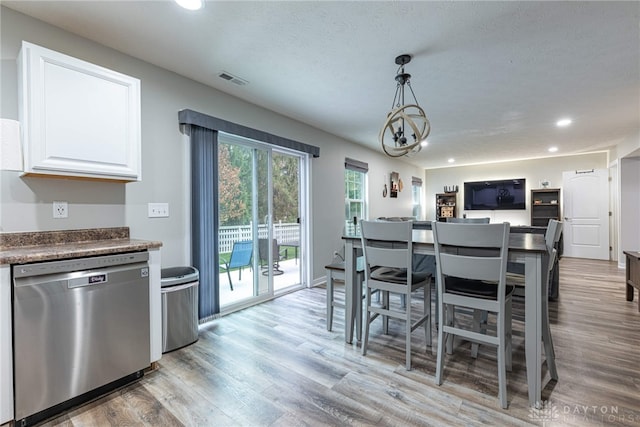 dining space featuring an inviting chandelier, visible vents, wood finished floors, and recessed lighting