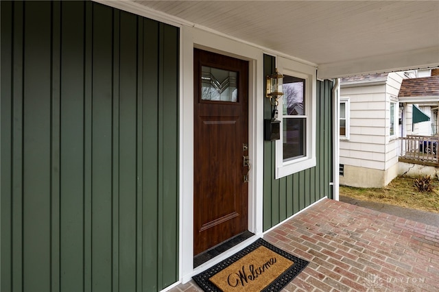 property entrance featuring crawl space