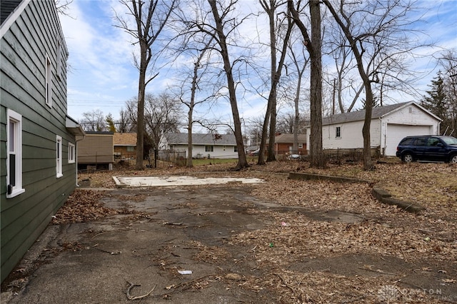 view of yard with an outdoor structure